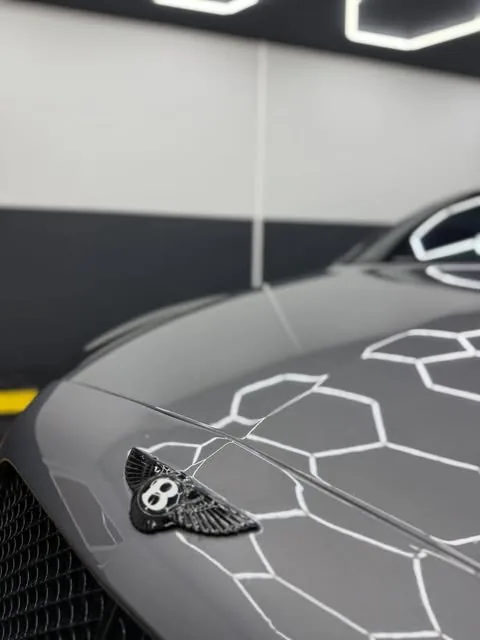 Detail kapoty Bentley Continental GT