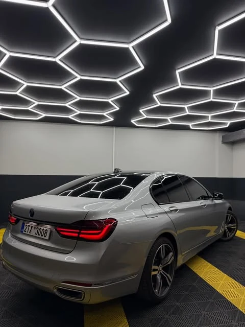 BMW G11 740xd zezadu z boku
