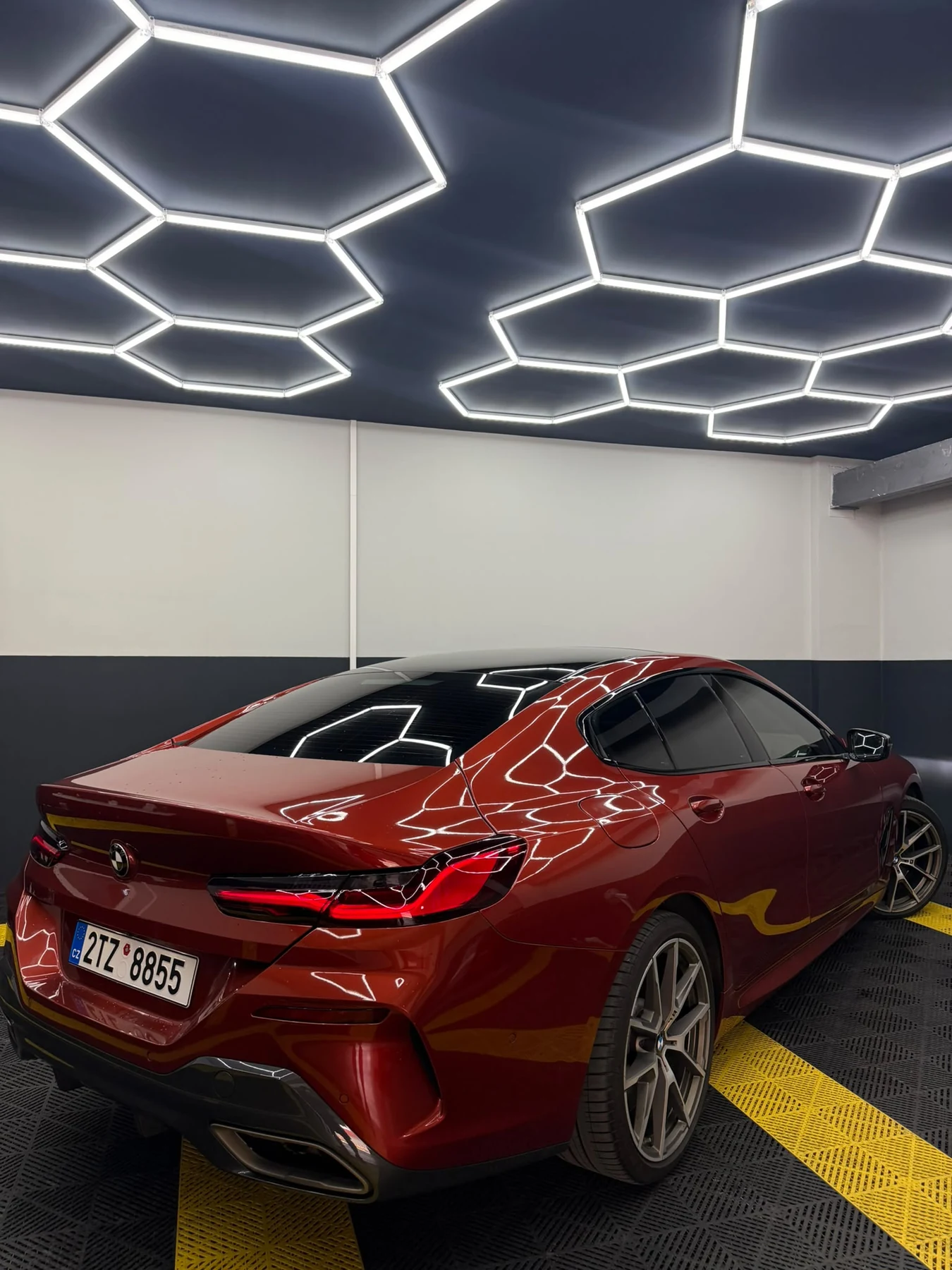 BMW M850i zezadu z boku