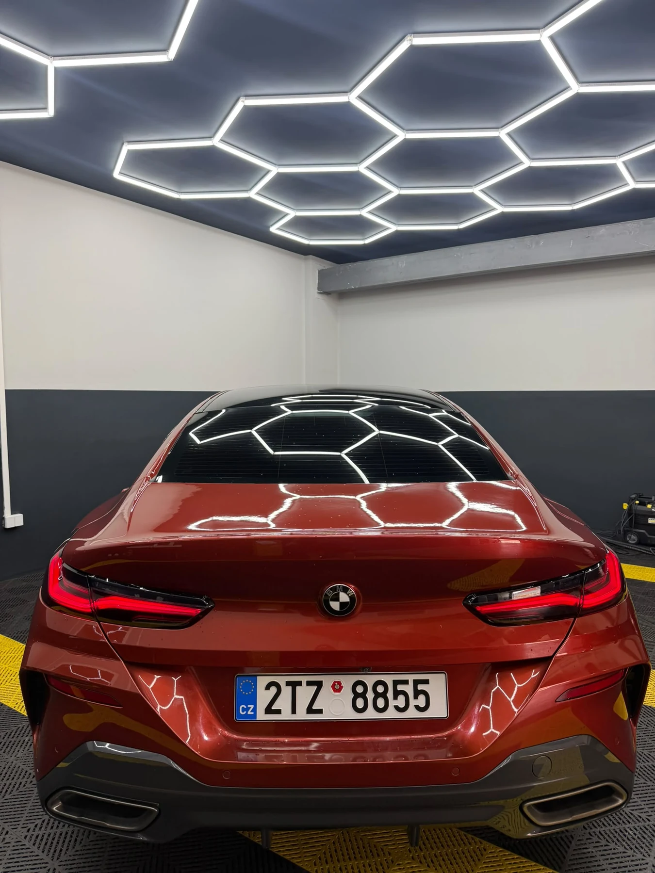 BMW M850i zezadu