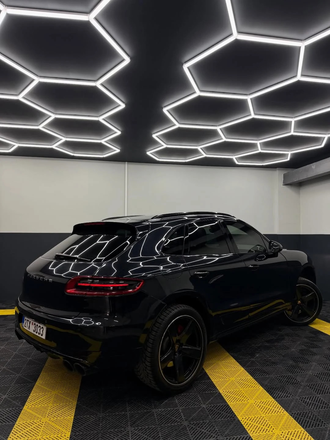 Porsche Macan Turbo zezadu z boku