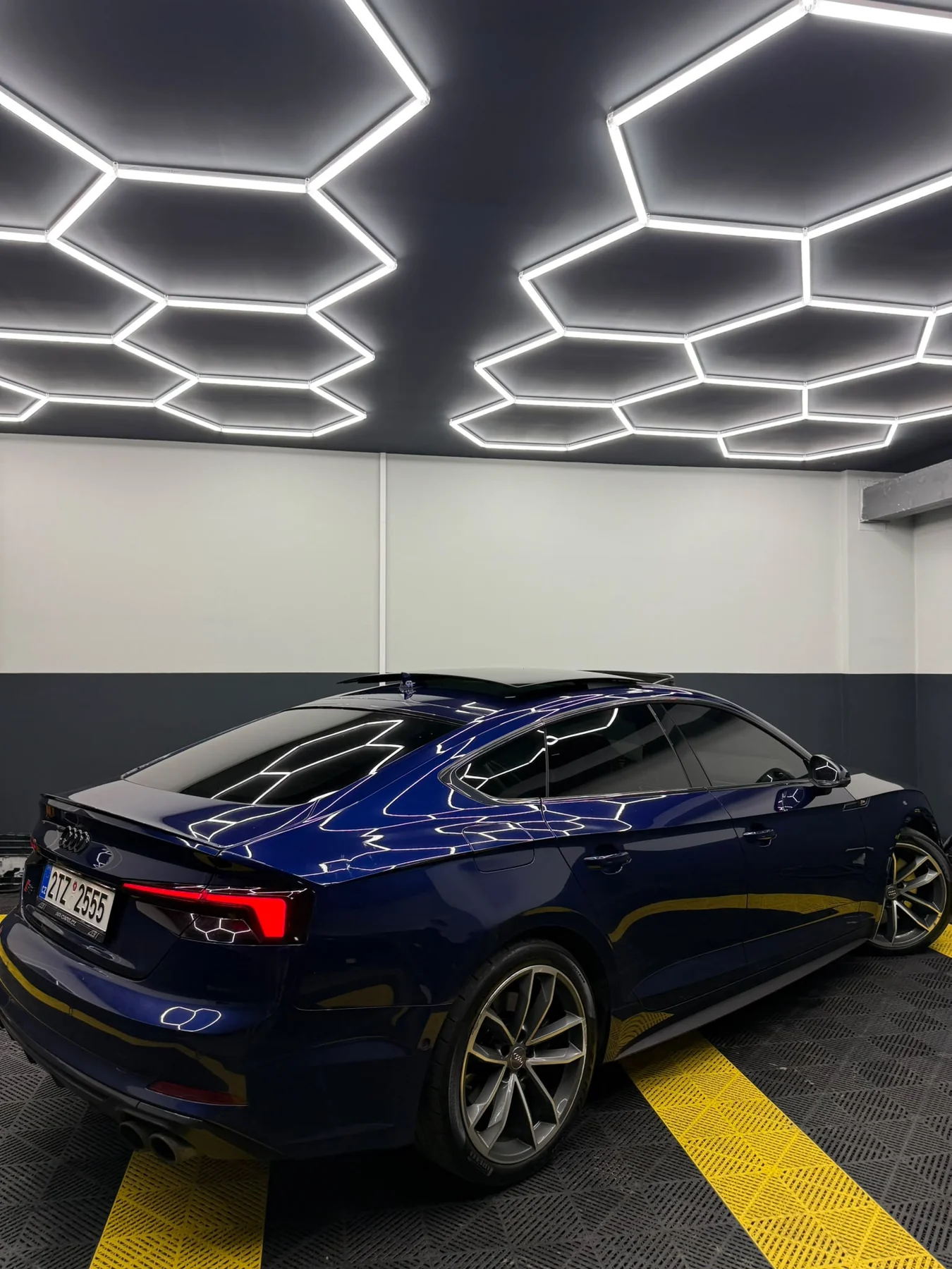Audi S5 zezadu z boku