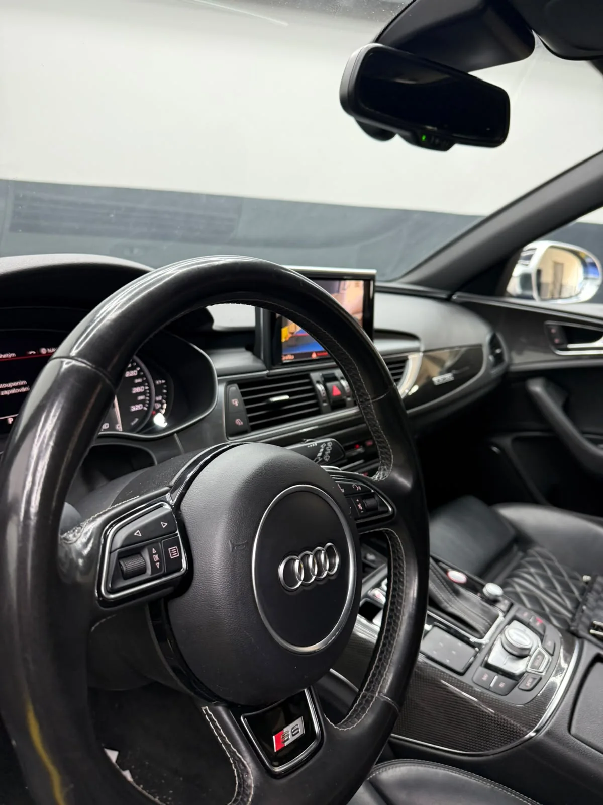 Interiér Audi S6 s volantem