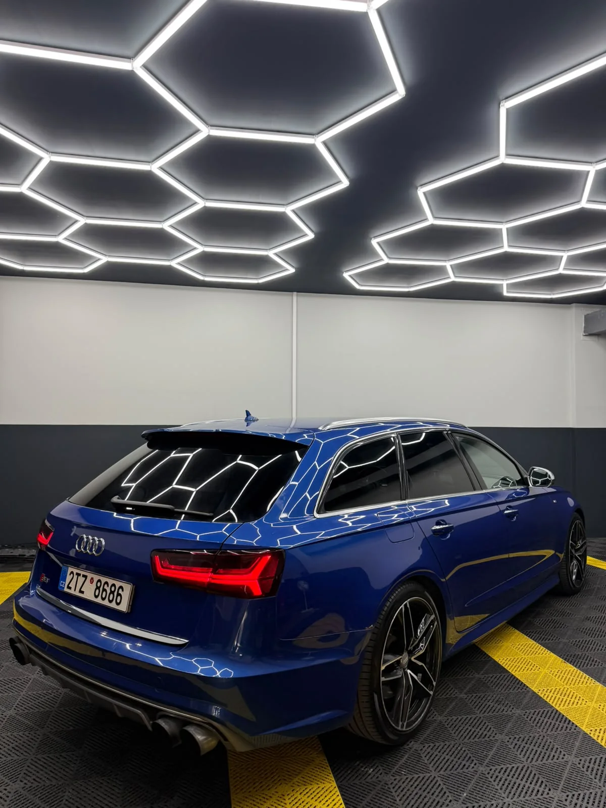 Audi S6 zezadu z boku